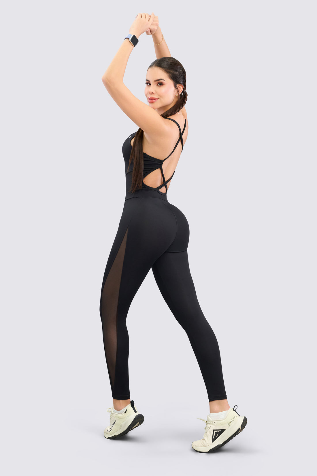 Enterizo color negro, con diseño de tirantes cruzados en la espalda, paneles de malla a los laterales de las piernas, diseño cómodo y suave. 