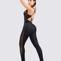 Enterizo color negro, con diseño de tirantes cruzados en la espalda, paneles de malla a los laterales de las piernas, diseño cómodo y suave. 