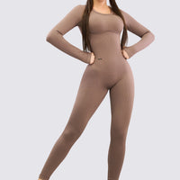 Enterizo deportivo color mocca con tejido acanalado y espalda abierta. 