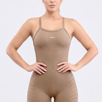 Enterizo deportivo color mocca con tirantes ajustables, diseño de patrones de figuras y compresión abdominal. 