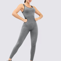 Enterizo deportivo negro sin costuras, con efecto push up natural y abertura trasera. 