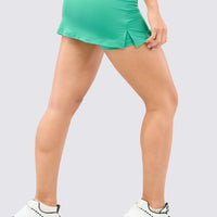 Falda color verde, con short interno y abertura lateral, perfecta para tenis y pádel. 