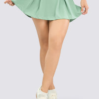 Falda deportiva color verde, de pretina ancha y short interno.