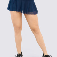 Falda deportiva de malla con short interno ambos en el mismo tono azul marino, pretina ancha y que se ajusta al cuerpo. 