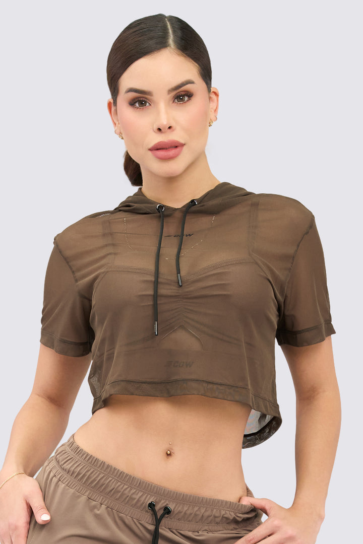 Hoodie de malla, con capucha ajustable,  y color mocca. 