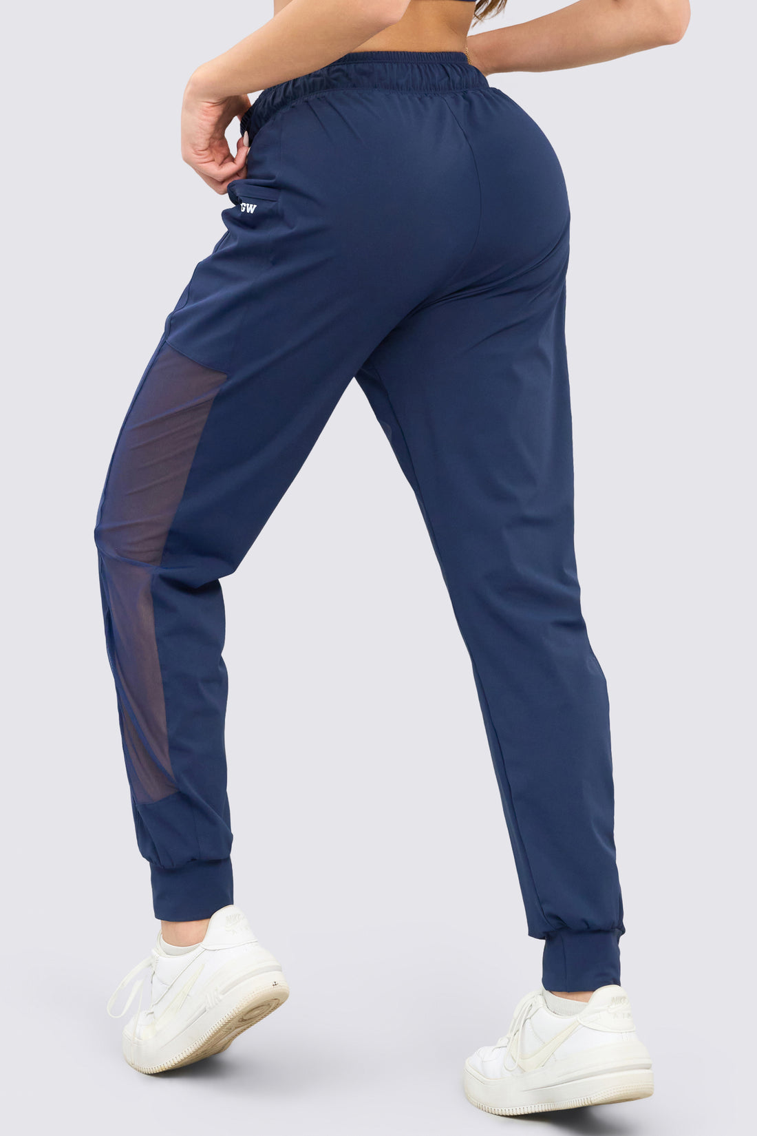 Jogger deportivo color azul marino, de tiro alto, bolsillos laterales y pretina ajustable. 