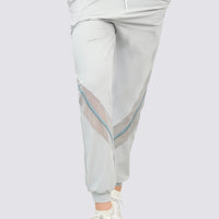 Jgger deportivo color gris con tiro medio, ajuste suave y cómodo. 