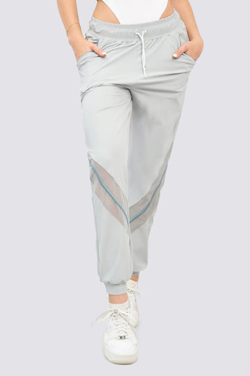 Jgger deportivo color gris con tiro medio, ajuste suave y cómodo. 