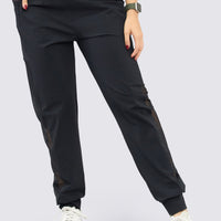 Jogger deportivo color negro, de tiro alto, pretina ajustable, mallas a los laterales y bolsillos funcionales. 