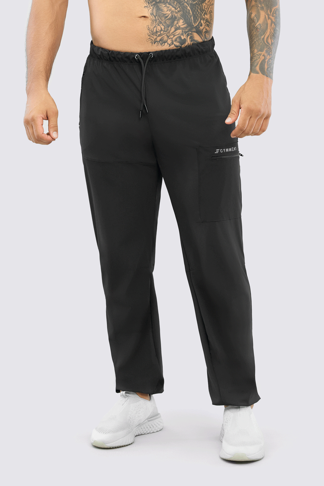 JOGGER NEGRO, MEDIO CUERPO CON CORDON AJUSTABLE Y BOLSILLO LATERAL. 