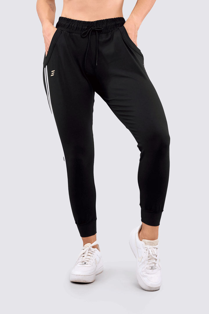 JOGGER DEPORTIVO COLOR NEGRO, CON RAYAS LATERALES BLANCAS, PERFECTO PARA CUALQUIER ACTIVIDAD.