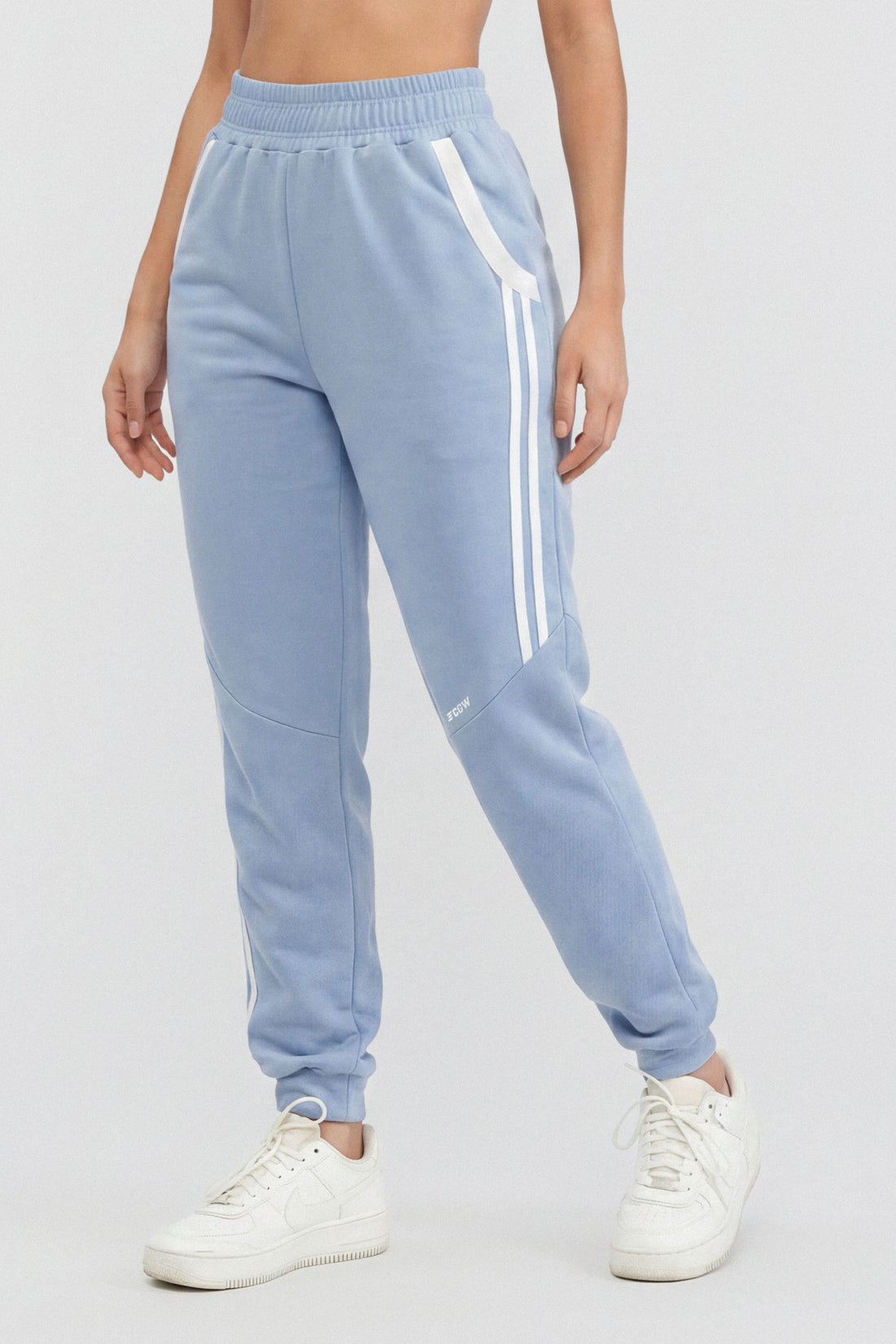 Jogger baby blue, de algodon, pretina elástica  y franjas blancas laterales. 