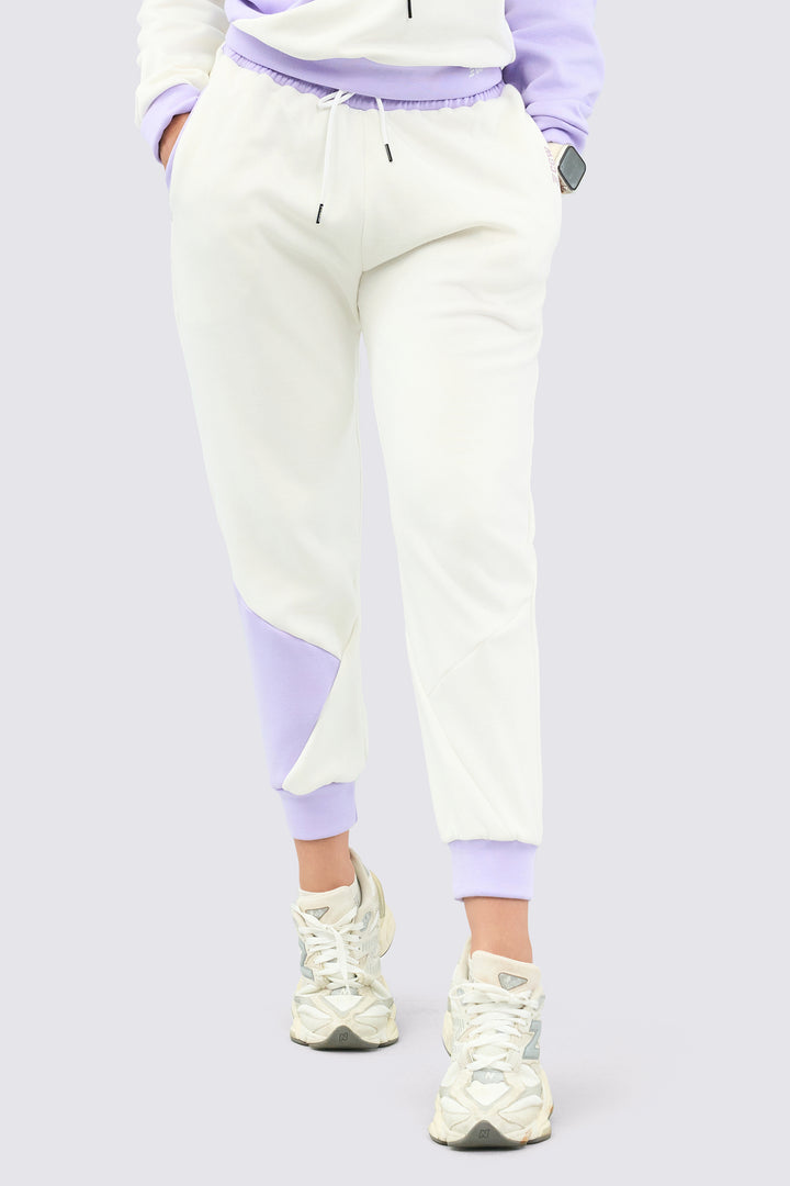 Jogger deportivo con detalles en color lila y color base en color blanco.