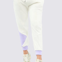 Jogger deportivo con detalles en color lila y color base en color blanco.