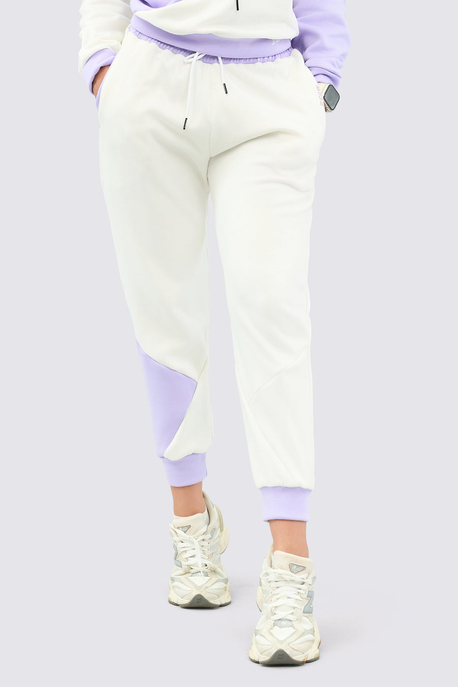 Jogger deportivo con detalles en color lila y color base en color blanco.