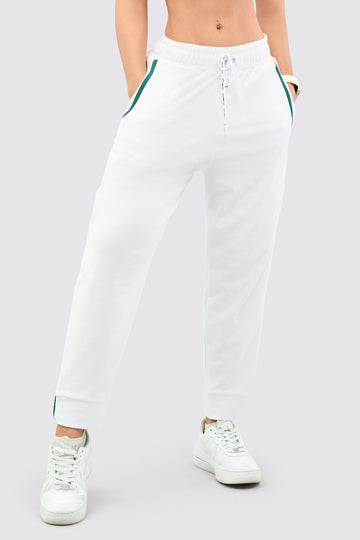 Jogger deportivo color blanco, con cordón ajustable, bolsillos laterales. Perfectos para antes o después de entrenar. 