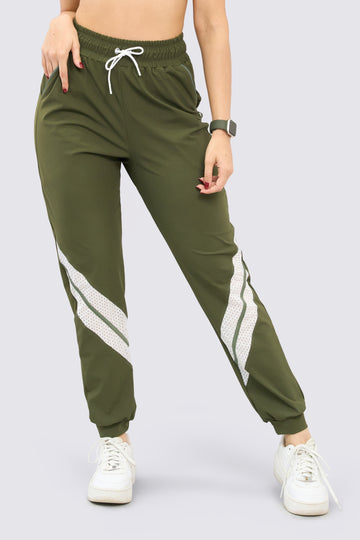 Jogger verde militar, con bolsillos funcionales, pretina ajustable, suave y cómodo. 