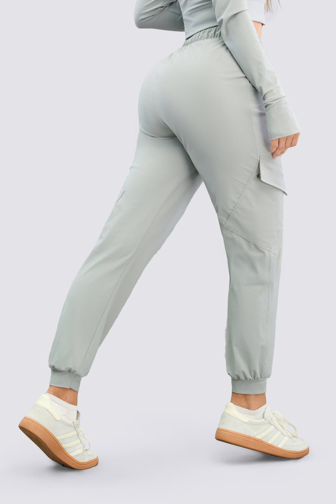 Jogger color gris, de pretina elástica, bolsillos funcionales a los laterales y puño en los tobillos. 