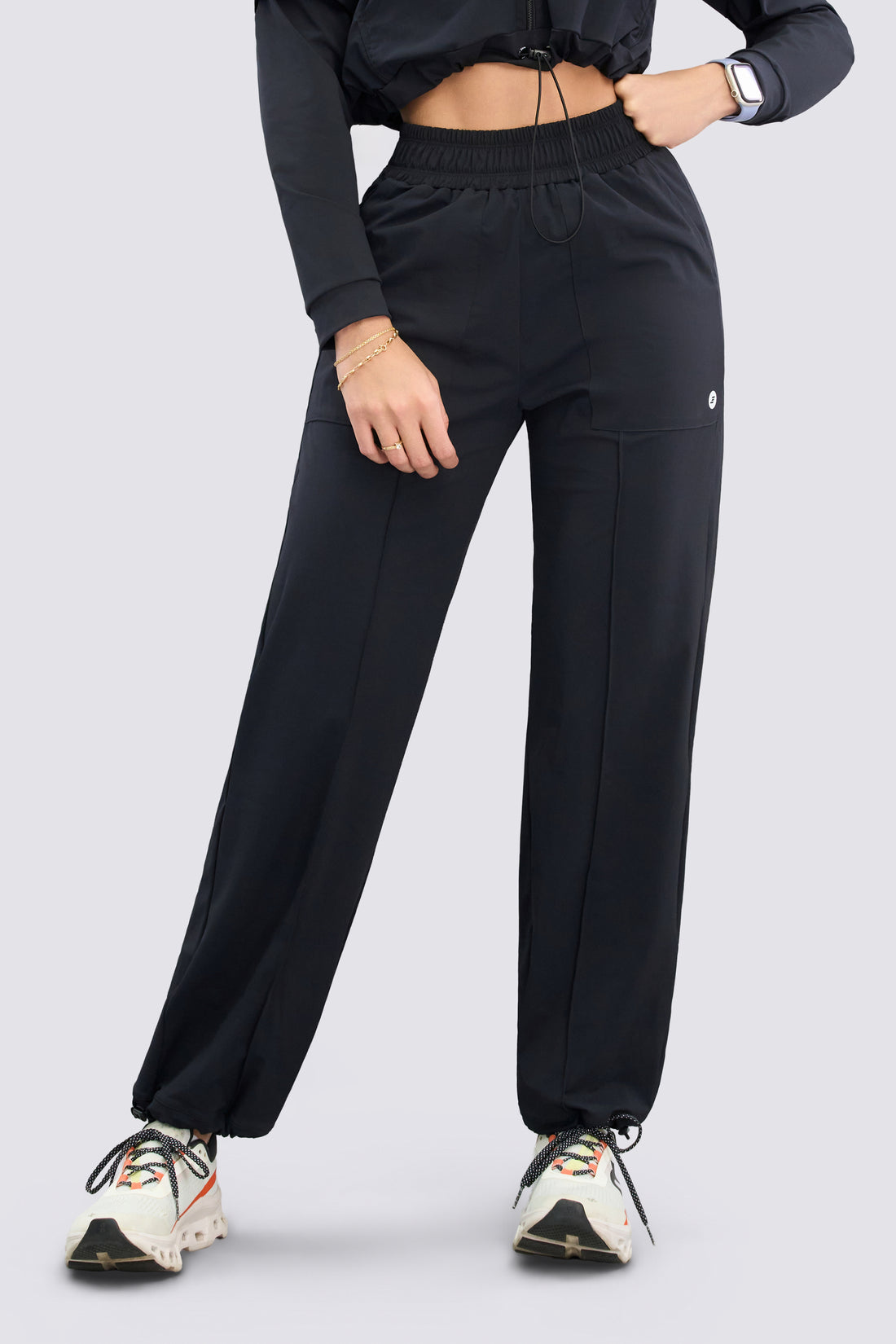 Jogger color negro, con pretina elástica, bolsillos funcionales, ajuste en tobillos que brinda comodidad total. 