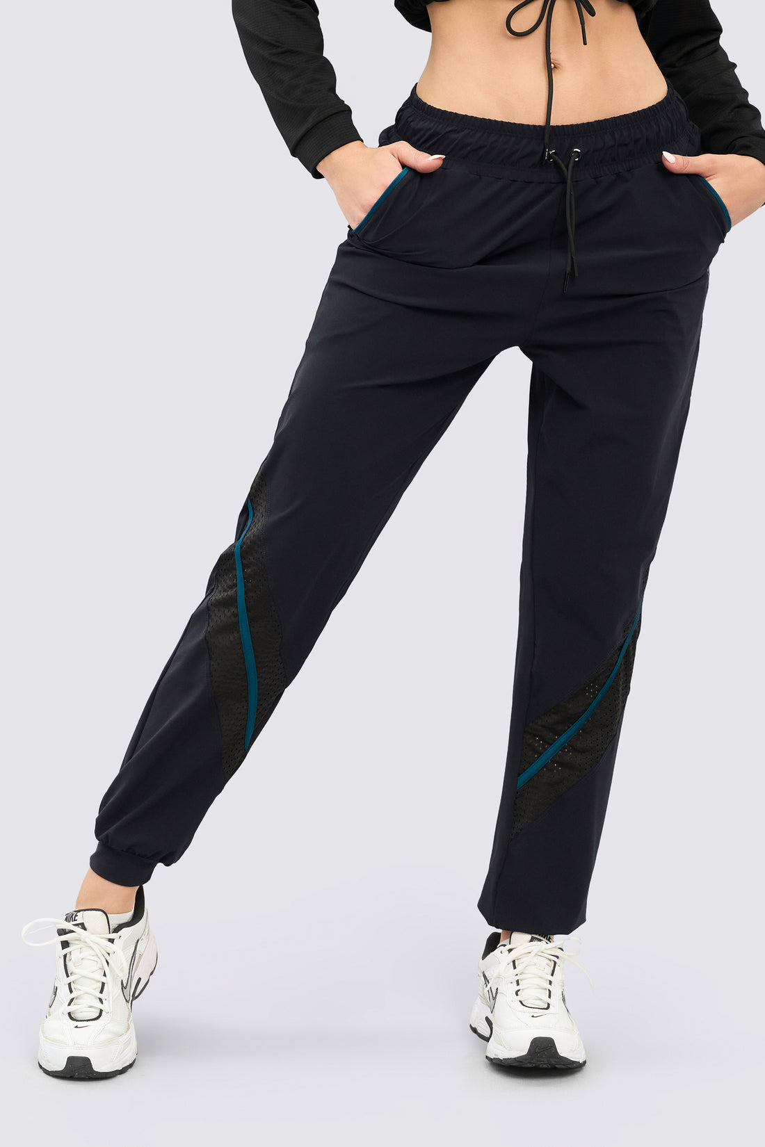 Jogger negro, con cintura ajustable, paneles de malla en la pierna y venas que hacen de este jogger algo genial. 