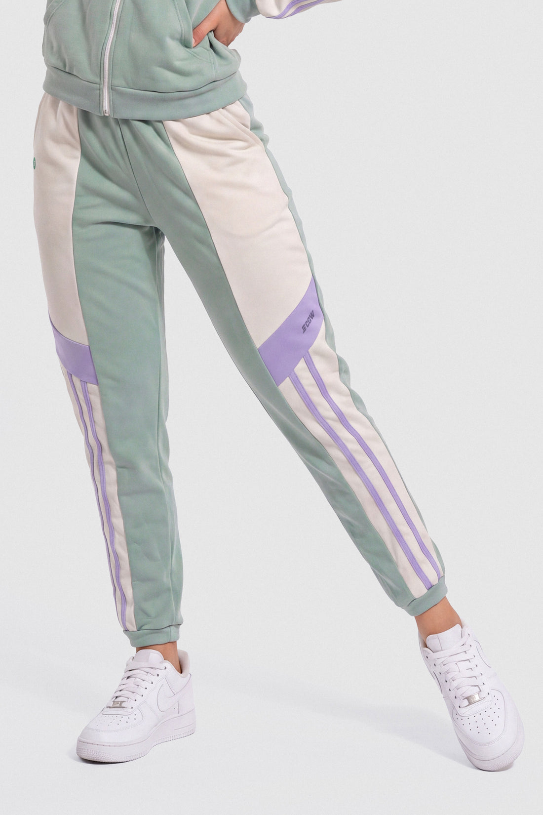 JOGGER VERDE CLARO CON DETALLES LILA