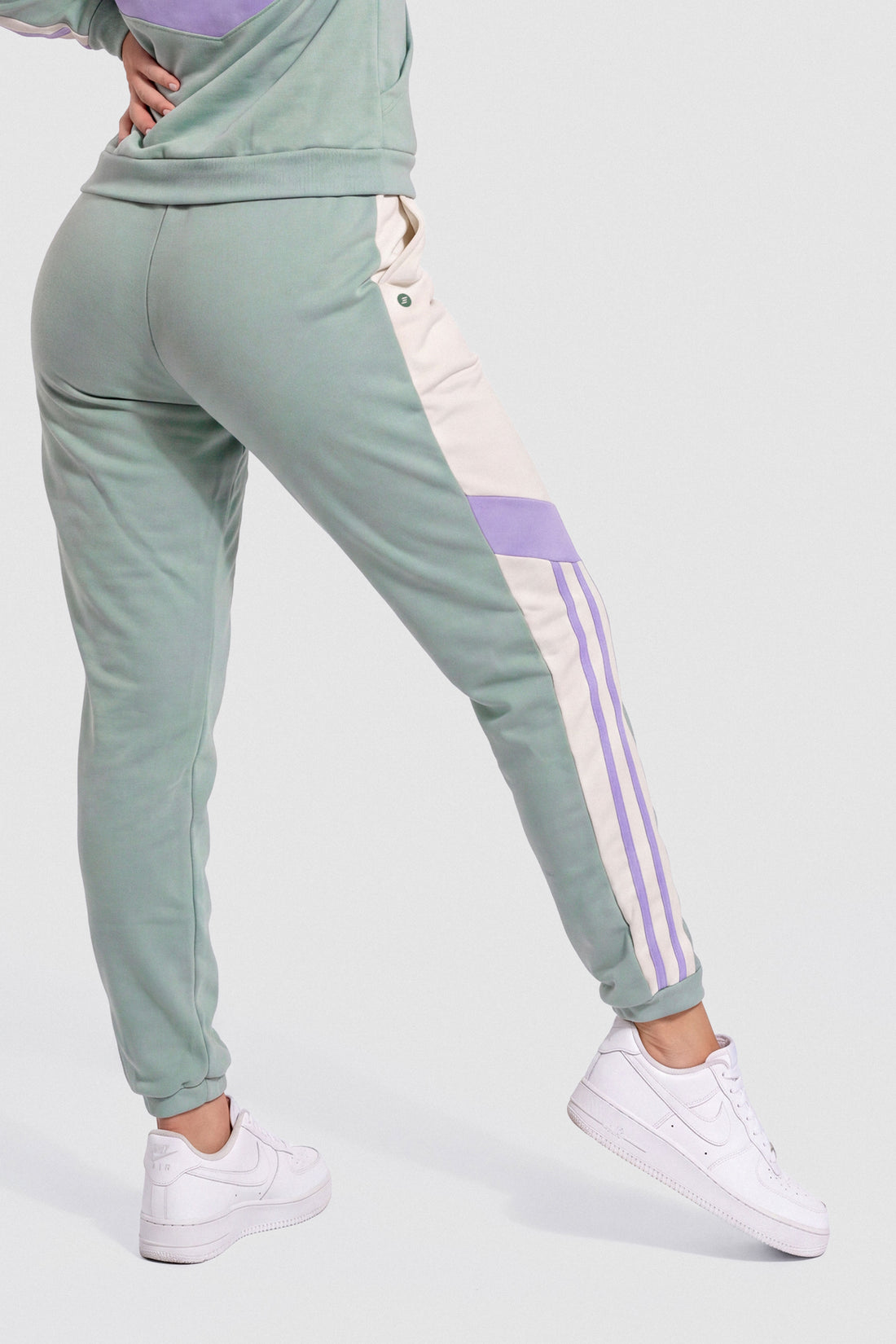 JOGGER VERDE CLARO CON DETALLES LILA