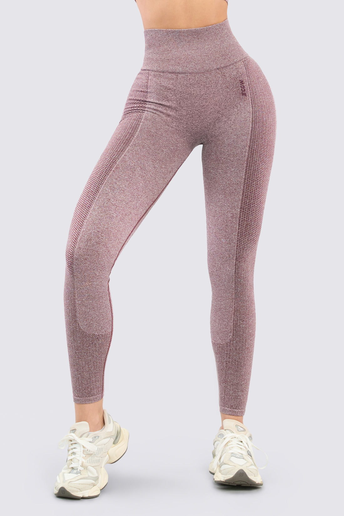 Leggings color cerezo oscuro, con sombreado que estiliza la figura. 