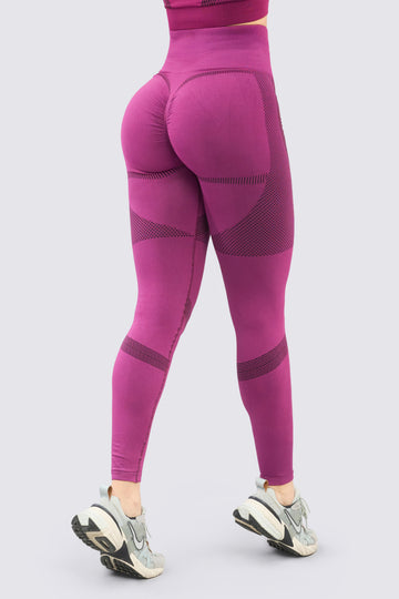 Leggings deportivo color morado, con patrón de líneas que crean un efecto de silueta de reloj de arena.
