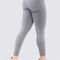 Leggings deportivo color negro, de talle alto, textura que disimula las celulitis, y sombra que crea un efecto levanta glúteos. 