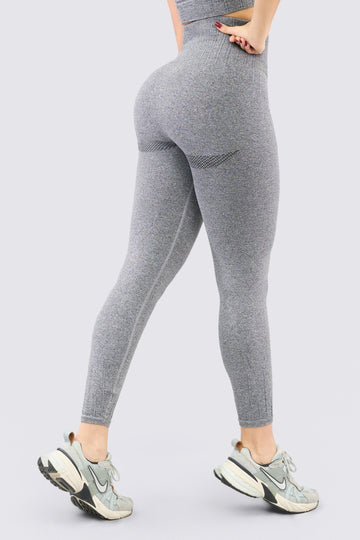 Leggings deportivo color negro, de talle alto, textura que disimula las celulitis, y sombra que crea un efecto levanta glúteos. 