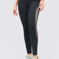 Leggings deportivo color negro con fruncido en la pretina, malla laterales y venas laterales. 