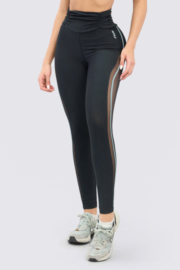Leggings deportivo color negro con fruncido en la pretina, malla laterales y venas laterales. 