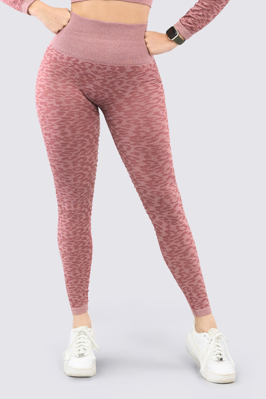 Leggings deportivo color palo de rosa con patrones de animal print. 