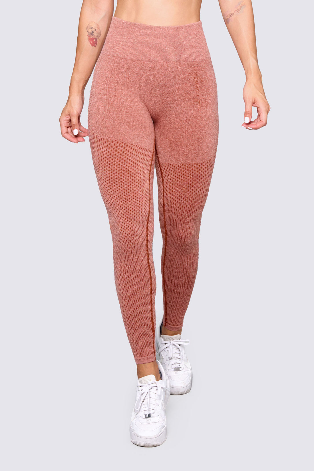 LEGGINGS SEAMLESS COLOR TERRACOTA, REALCE DE COLA Y PROTECCIÓN UV