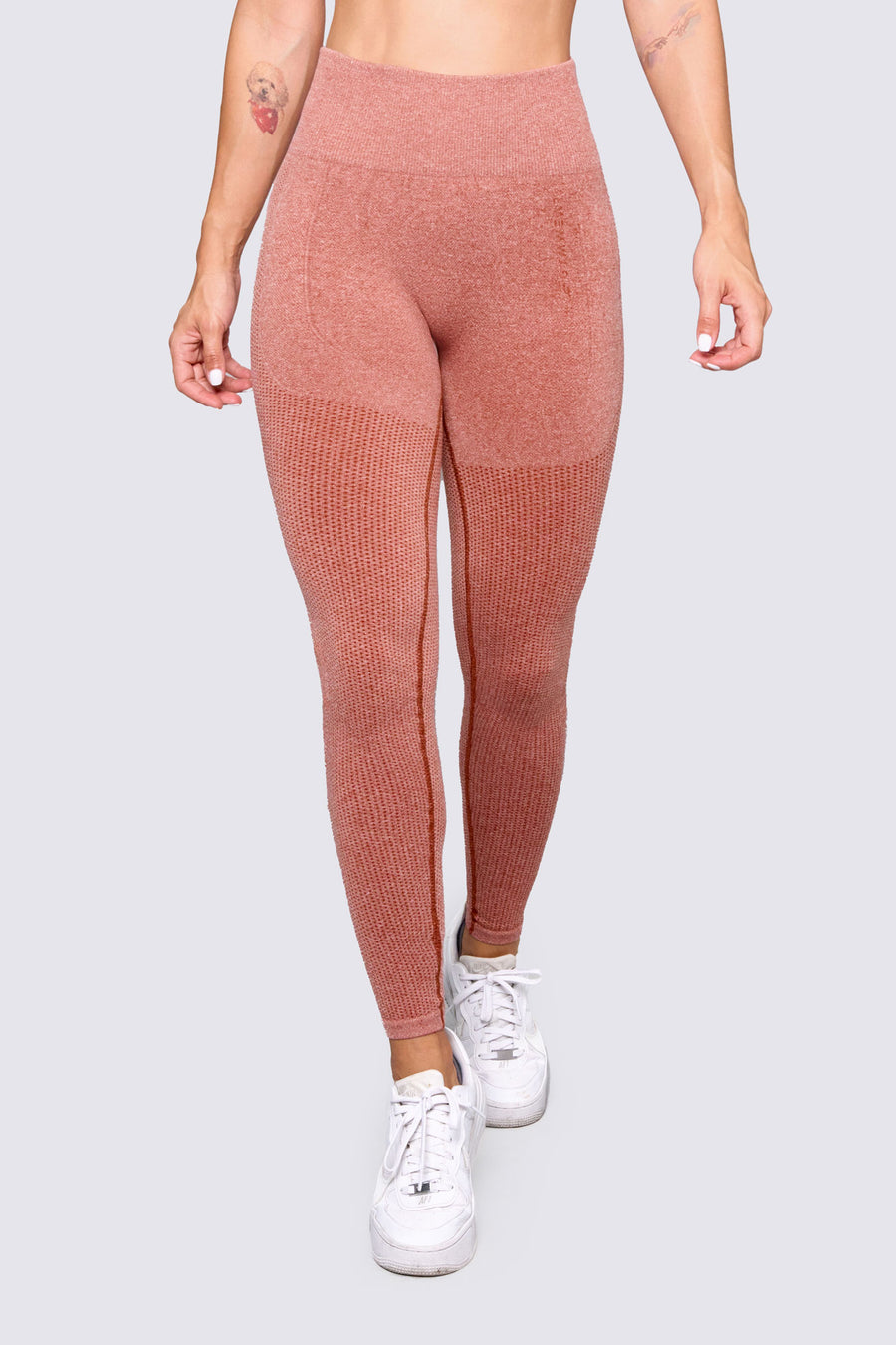 LEGGINGS SEAMLESS COLOR TERRACOTA, REALCE DE COLA Y PROTECCIÓN UV