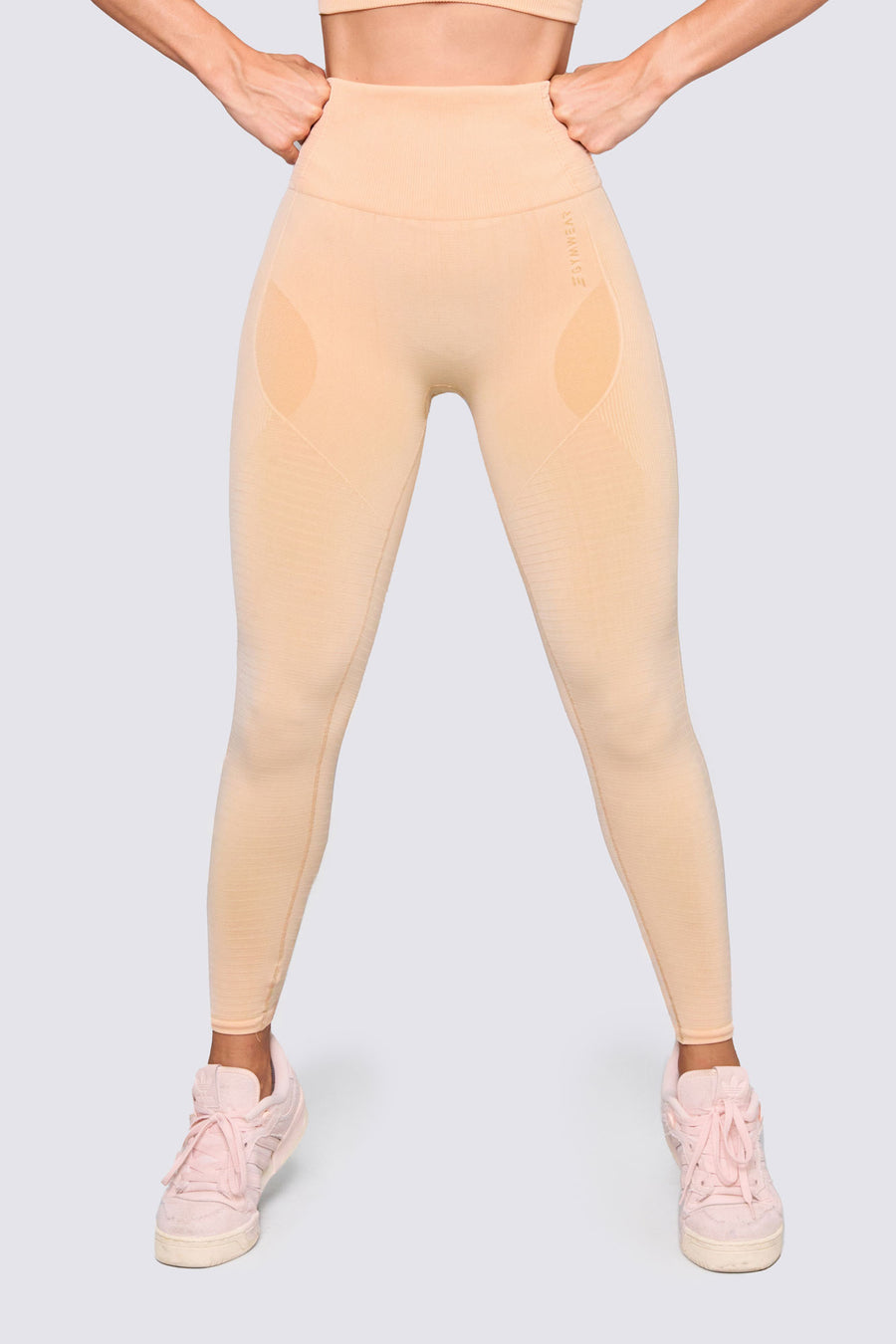 LEGGINGS SEAMLESS COLOR CREMA, DE TALLE ALTO Y CINTURA ACANALADA PARA BRINDARTE UN MEJOR APOYO. 