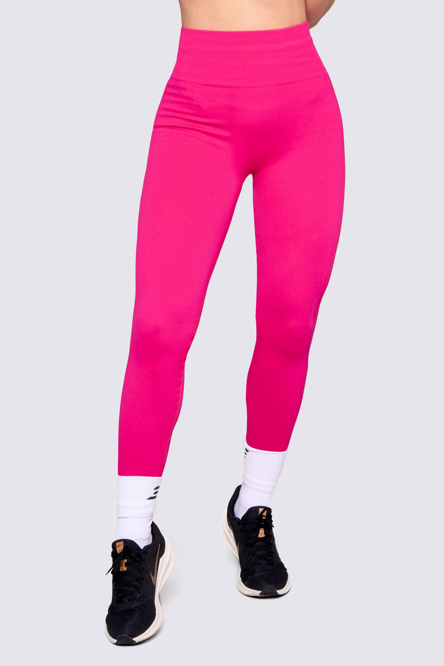 LEGGINGS COLOR FUCSIA SEAMLESS, CINTURA ACANALADA DE APOYO Y SILUETA AJUSTADA CON REALCE DE COLA. 