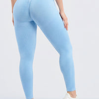 Leggings color azul baby, de pretina alta, tejido texturizado y push up en glúteos.