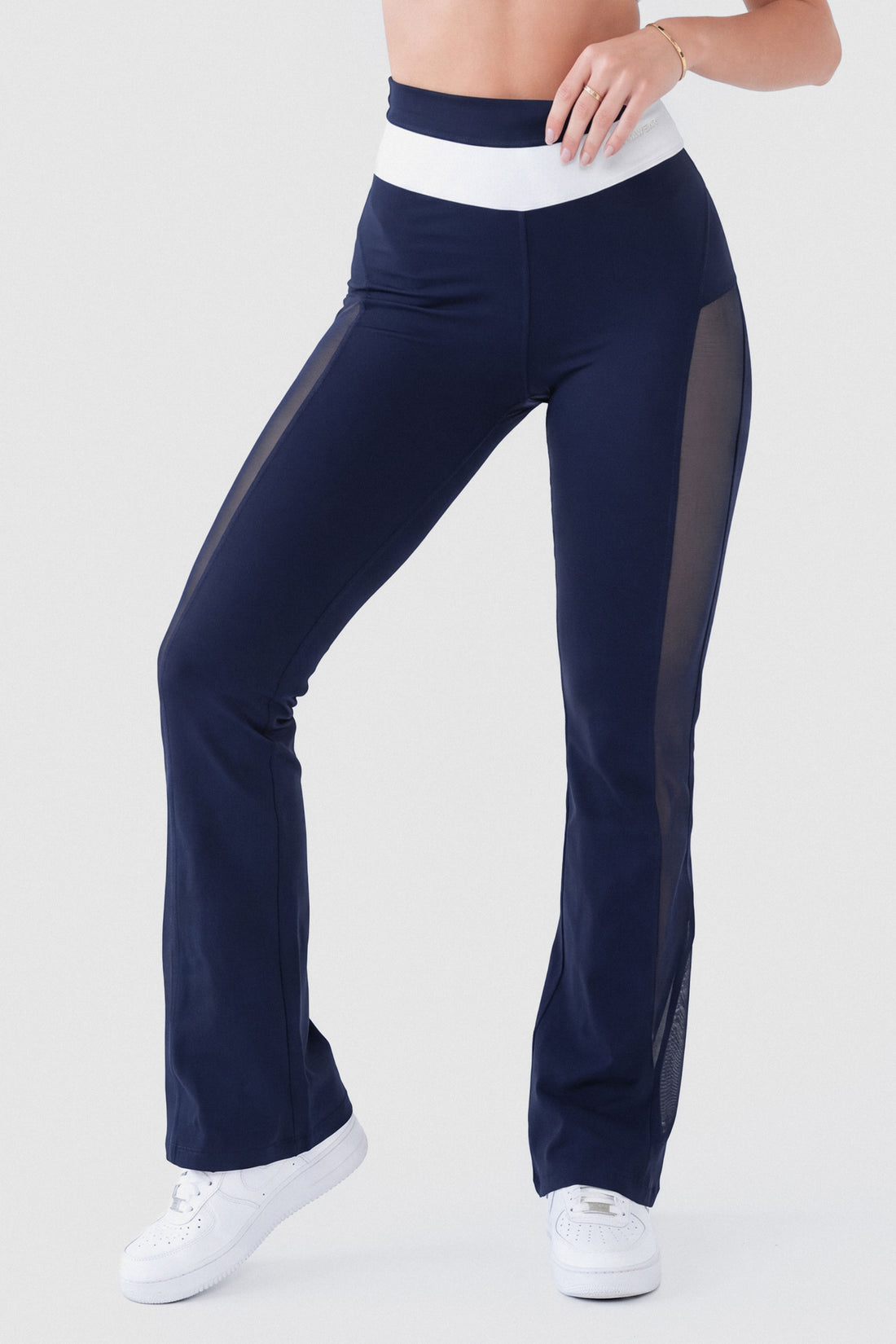 LEGGINGS AZUL MARINO Y PANELES DE MALLA QUE ESTILIZAN PPC