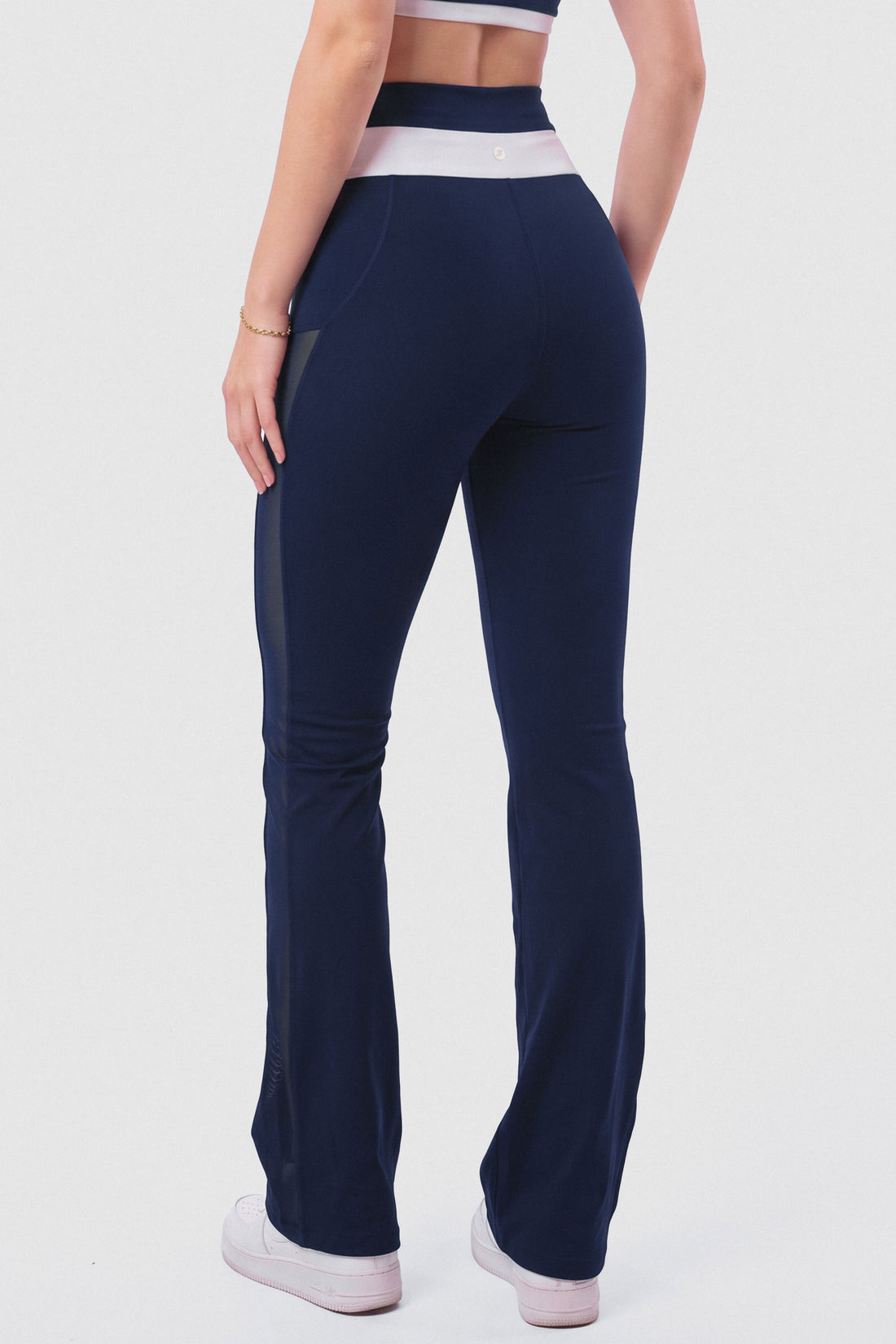 LEGGINGS AZUL MARINO Y PANELES DE MALLA QUE ESTILIZAN PPC