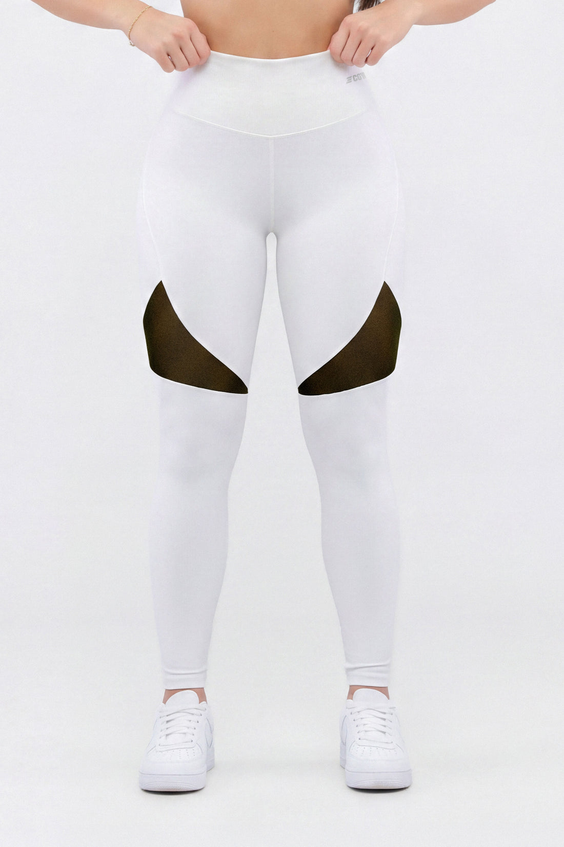 Leggings deportivos color blanco, con pretina alta, alta cobertura e incrustaciones de malla en forma de triángulo. 