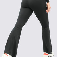 Leggings bota campana color negro, con ajuste de talle alto, perfecto para yoga y pilates. 