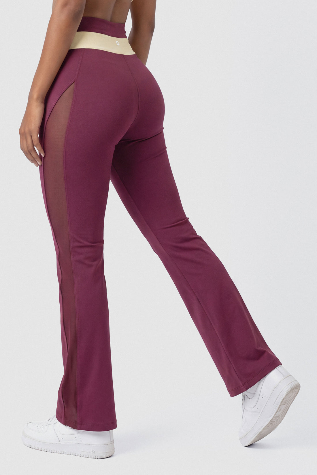 LEGGINGS MERLOT Y PANELES DE MALLA QUE ESTILIZAN PPC