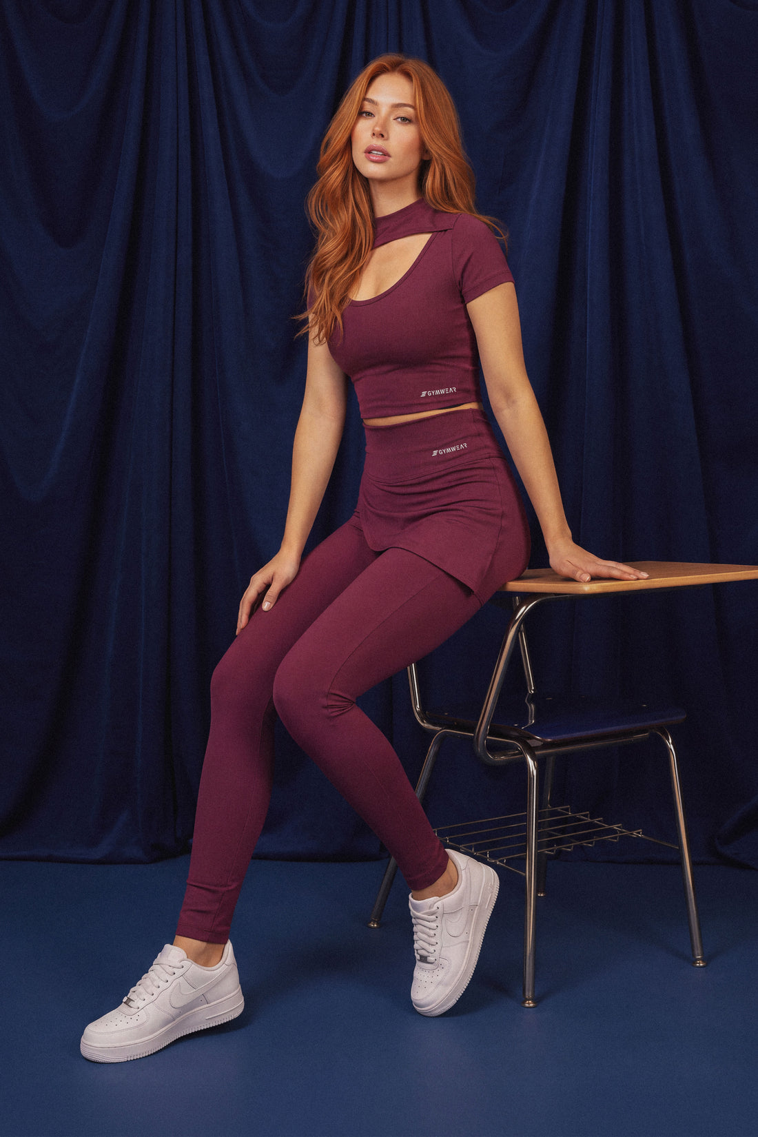 Leggings color merlot, con capa frontal estilo falda, ajuste ceñido que estiliza. 