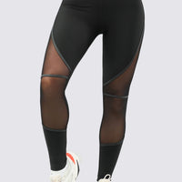 Leggings color negro, con mallas delanteras que ofrecen comodidad y ventilación. 