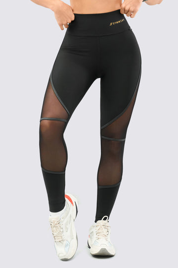 Leggings color negro, con mallas delanteras que ofrecen comodidad y ventilación. 