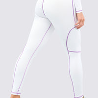 Leggings color blanco, con costuras en color lila, con talle alto.