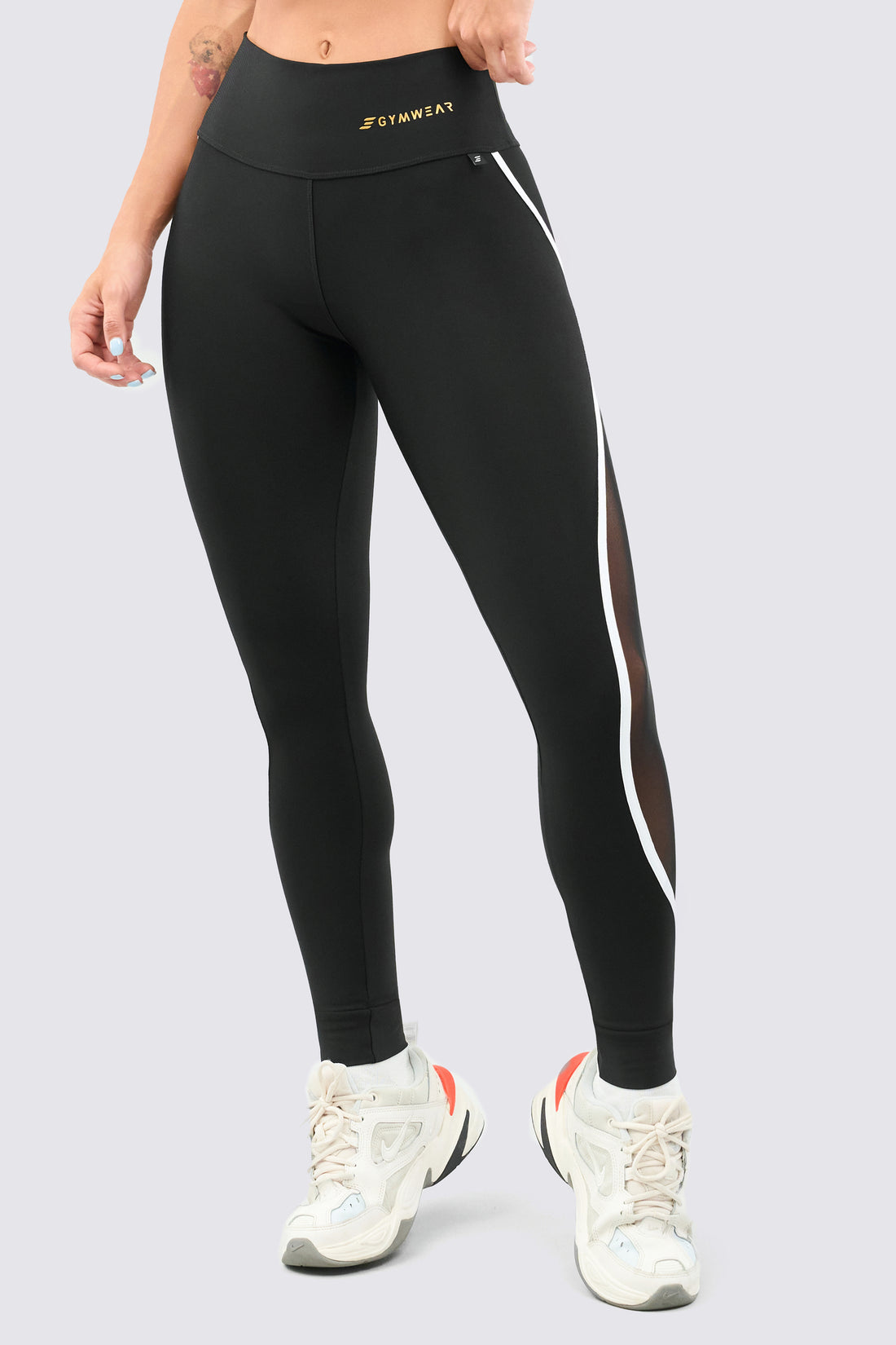 Leggings color negro, con detalles en malla y venas en color blanco.