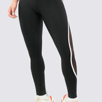 Leggings color negro, con detalles en malla y venas en color blanco.