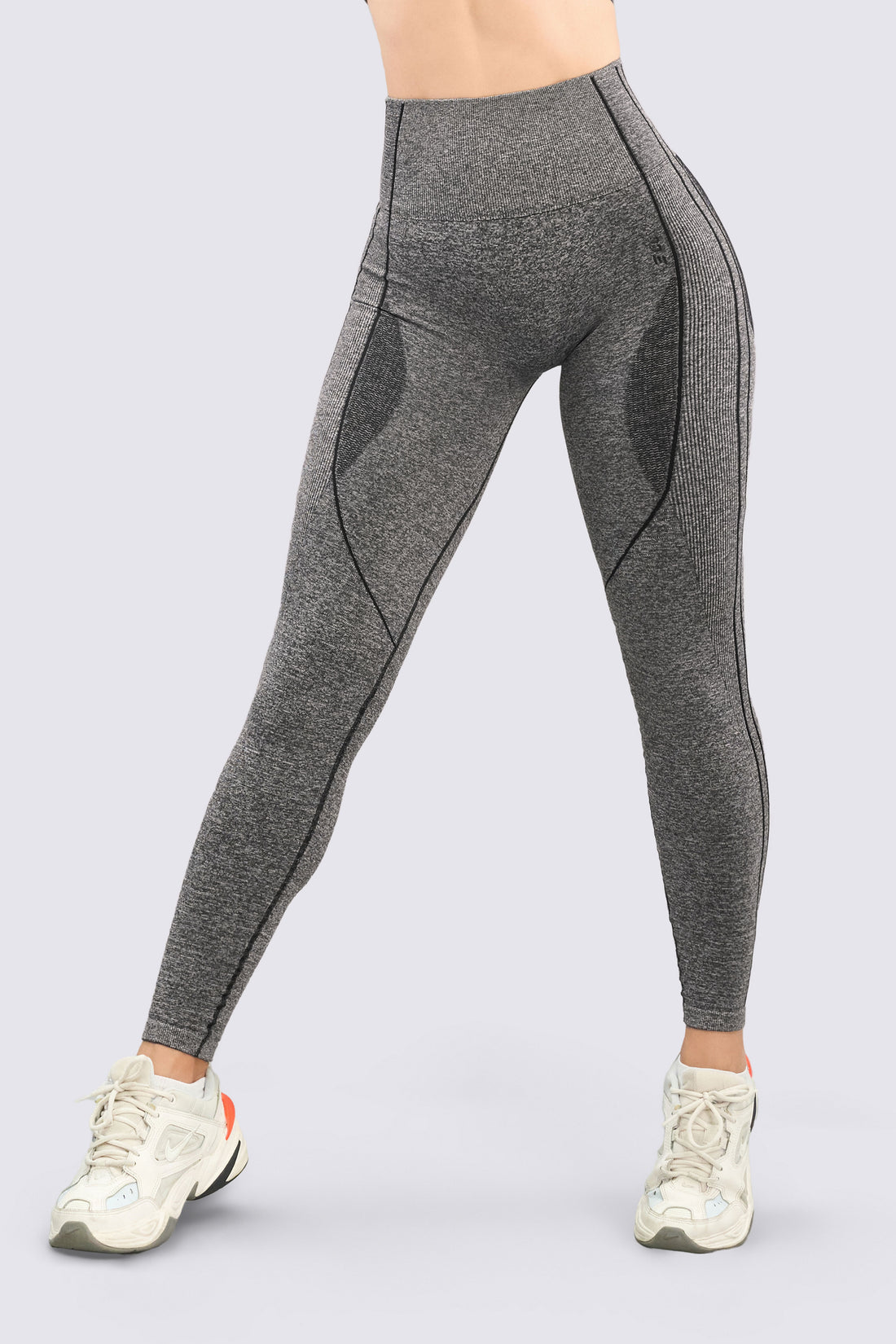 Leggings seamless color negro, pretina alta, alta elasticidad, y efecto moldeador. 